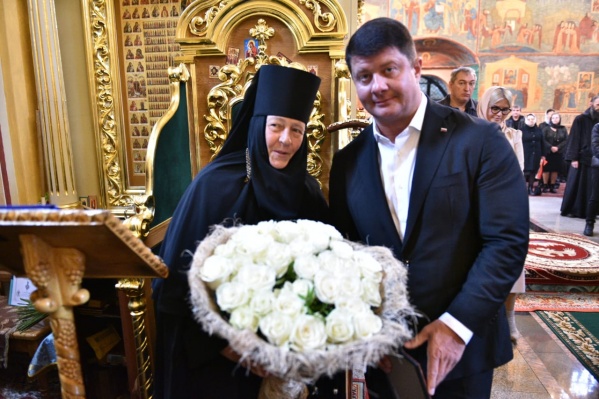 Мэр подарил букет матушке Варваре Мэр подарил букет матушке Варваре