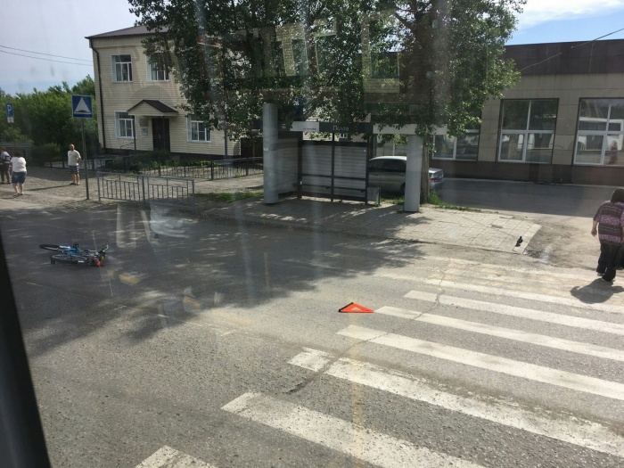 Девочку на велосипеде сбила машина Девочку на велосипеде сбила машина