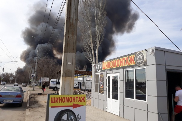 Столбы дыма окутали весь север Волгограда Столбы дыма окутали весь север Волгограда 