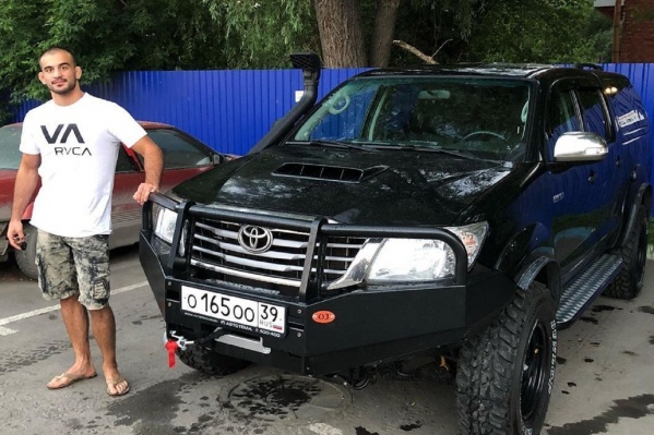 Автомобиль модифицирован для езды по бездорожью Автомобиль модифицирован для езды по бездорожью