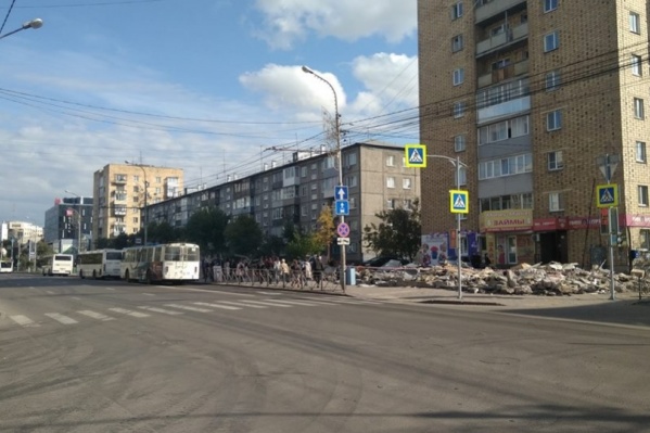 Кроме 36-го автобуса через «Театр Пушкина» ходит только 3 маршрута. Через «Перенсона» пролегает путь аж 24 автобусов и 2 троллейбусов Кроме 36-го автобуса через «Театр Пушкина» ходит только 3 маршрута. Через «Перенсона» пролегает путь аж 24 автобусов и 2 троллейбусов