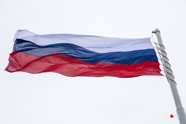 На 50-метровом флагштоке вместо флага Волгоградской области появился российский триколор На 50-метровом флагштоке вместо флага Волгоградской области появился российский триколор
