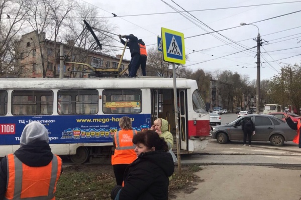 Вагоновожатому пришлось ставить «рога» на место Вагоновожатому пришлось ставить «рога» на место