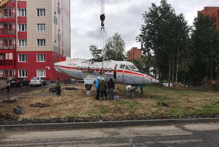 Самолёт собирают во дворе дома на Иркутском тракте, 194«г» Самолёт собирают во дворе дома на Иркутском тракте, 194«г»