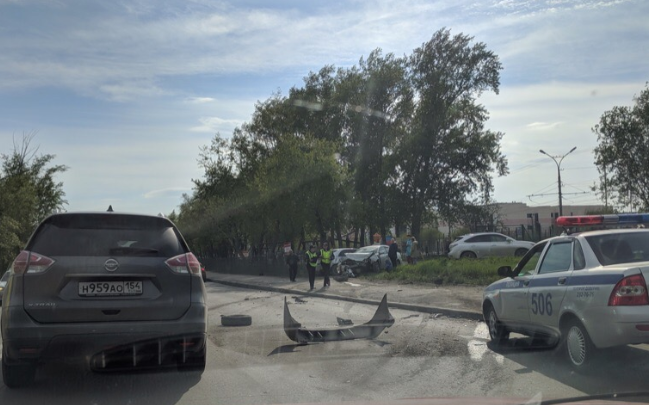 Три машины вылетели на тротуар после аварии на Троллейной