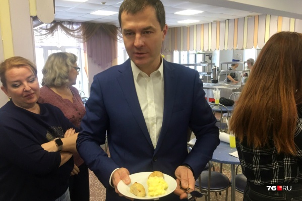 По мнению мэра, за год питание в школах стало лучше По мнению мэра, за год питание в школах стало лучше 