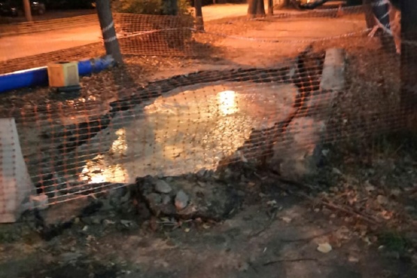 У дома две огромные ямы, заполненные сточными водами У дома две огромные ямы, заполненные сточными водами