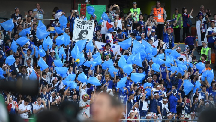 «Они во время игры мусор кидали на пол — ну, думаю, приехали»: японцы прибрали стадион после матча