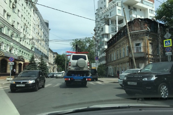 Во время вывоза машины эвакуатор зацепился за провода Во время вывоза машины эвакуатор зацепился за провода