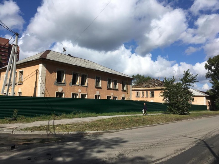 Забор вокруг домов на Серафимовича появился три дня назад