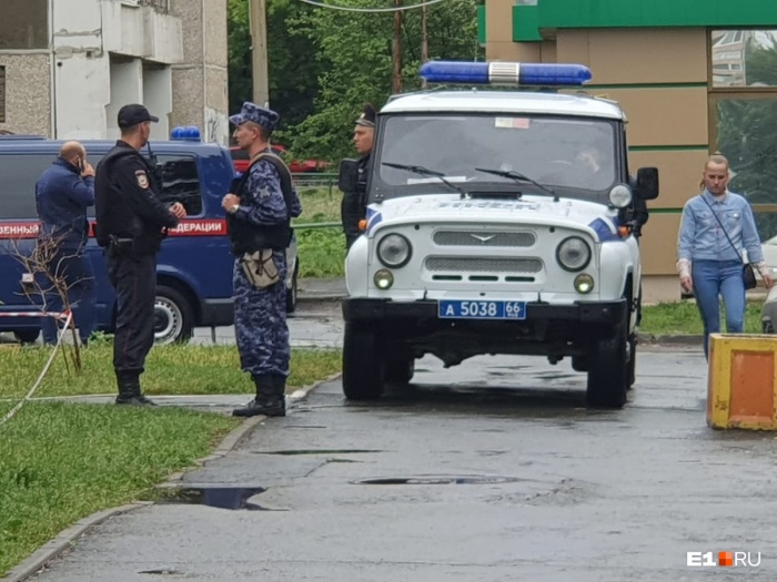 На месте убийства работало несколько десятков сотрудников полиции и Росгвардии На месте убийства работало несколько десятков сотрудников полиции и Росгвардии