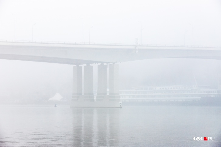 Ворошиловский мост едва проглядывается сквозь пелену тумана