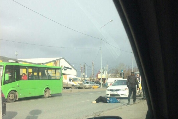 Женщина перебегала дорогу в неположенном месте Женщина перебегала дорогу в неположенном месте
