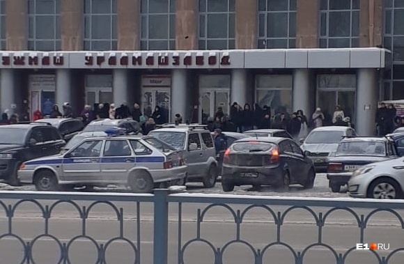 В Екатеринбурге эвакуируют людей из школ, больниц и офисных зданий: онлайн «минирования» города