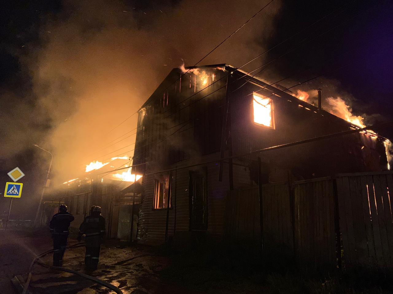 В Уфе ночью сгорели два дома
