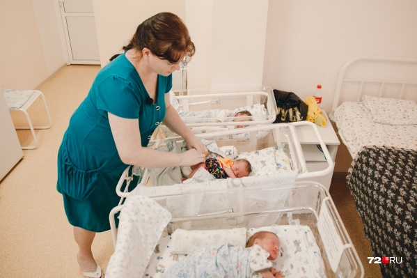 Софья Переладова с новорожденными дочурками в роддоме Софья Переладова с новорожденными дочурками в роддоме