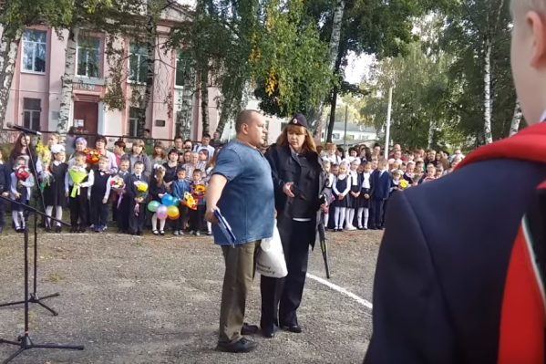 На праздничной линейке Александра Чуклина никто не поддержал На праздничной линейке Александра Чуклина никто не поддержал