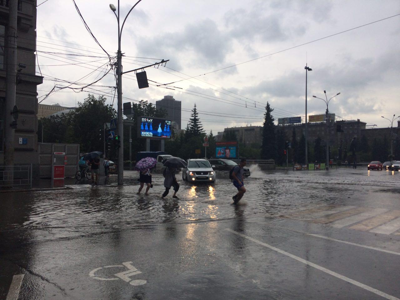 Затопленный переход на пл. Ленина. Фото Ольги Бурлаковой Затопленный переход на пл. Ленина. Фото Ольги Бурлаковой