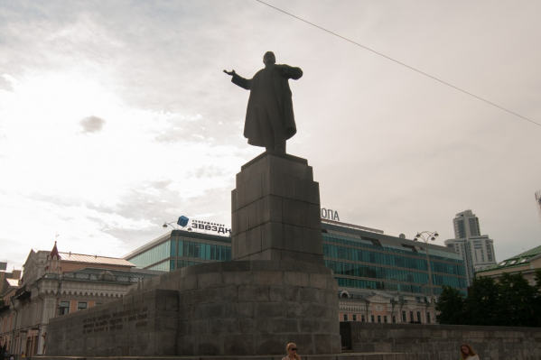 «И Ленин великий нам путь озарил». Хотя до вождя это делали император, Сталин и Ванька Голый «И Ленин великий нам путь озарил». Хотя до вождя это делали император, Сталин и Ванька Голый