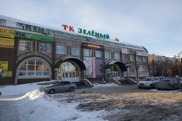 Торговый комплекс соседствует с церковью Торговый комплекс соседствует с церковью