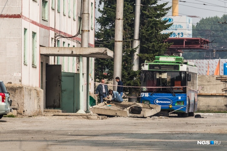 Бетонная плита упала на диспетчера и кассира троллейбусного депо — одна из них погибла на месте, вторую увезли в больницу с тяжёлой травмой Бетонная плита упала на диспетчера и кассира троллейбусного депо — одна из них погибла на месте, вторую увезли в больницу с тяжёлой травмой