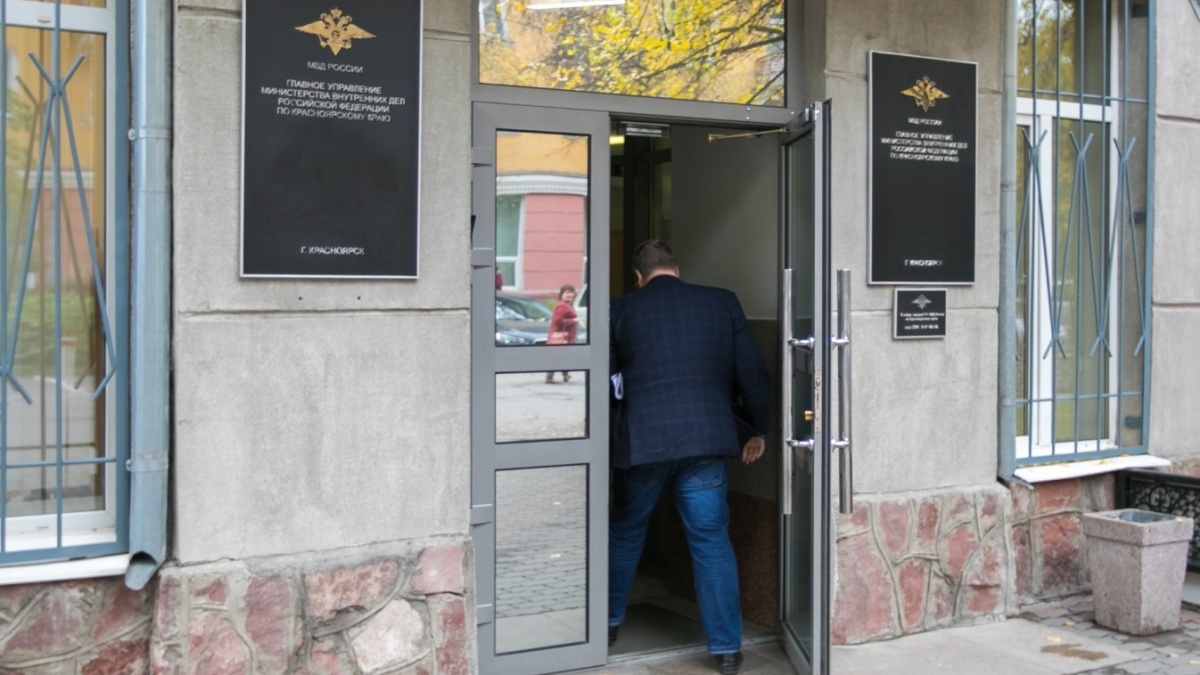 Один мужчина занимал большой пост в государственном транспортном предприятии Красноярского края. Однажды он вызвал в кабинет поставщика и предложил сделку. С чиновника — заказы, с бизнесмена — деньги. Коммерсант оплатил чиновнику покупку 4 кожаные курток, вентилятор в машину и обогреватель Webasto. Потом чиновник сел.