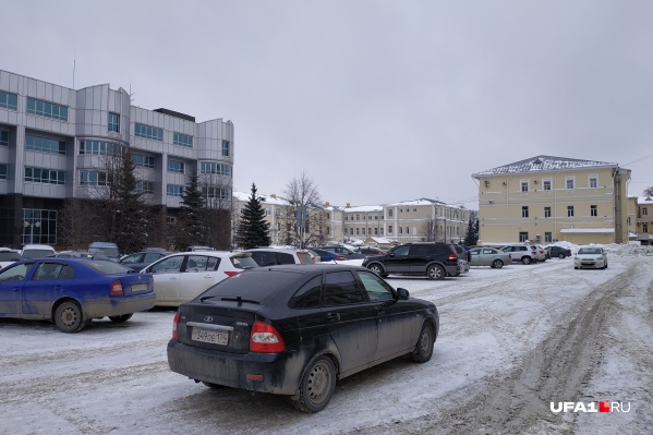 В последний день зимы на злополучной парковке вроде бы чисто — возможно, этому поспособствовал пост Светланы В последний день зимы на злополучной парковке вроде бы чисто — возможно, этому поспособствовал пост Светланы 