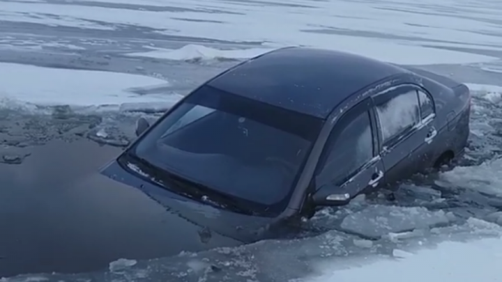 Ушла под лед: на водохранилище в Башкирии утонула машина
