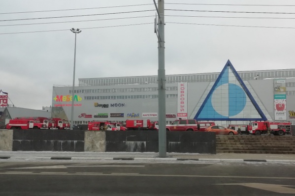 Пожарные машины заняли почти всю стоянку перед торговым центром Пожарные машины заняли почти всю стоянку перед торговым центром