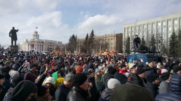 Видео: вице-губернатор Кузбасса встал на колени перед тысячами людей и попросил прощения