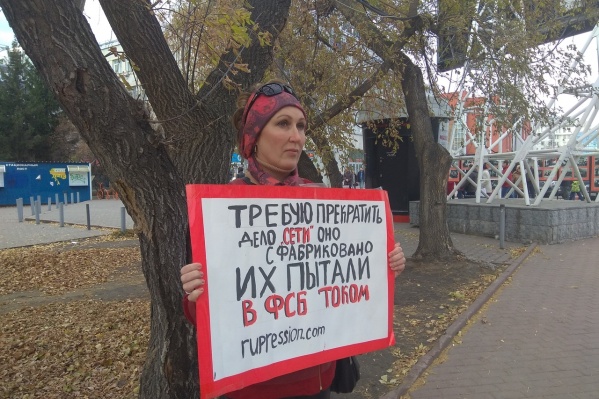 На пикет вышла Елена Стригина — мать задержанного новосибирца Армана Сагынбаева На пикет вышла Елена Стригина — мать задержанного новосибирца Армана Сагынбаева
