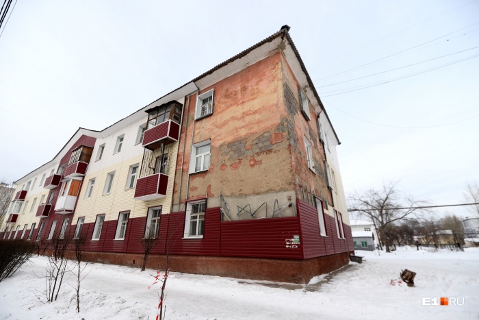 Под сайдингом были спрятаны обычные облезлые стены Под сайдингом были спрятаны обычные облезлые стены