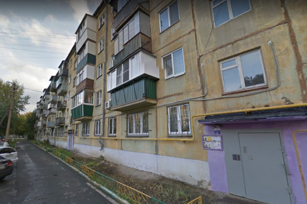 После ограбления 82-летнюю старушку в прихожей её квартиры обнаружил соцработник После ограбления 82-летнюю старушку в прихожей её квартиры обнаружил соцработник