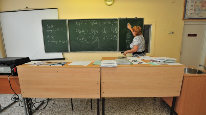 «70 тысяч получают только профессора»: уральские педагоги и врачи рассказывают о своих зарплатах