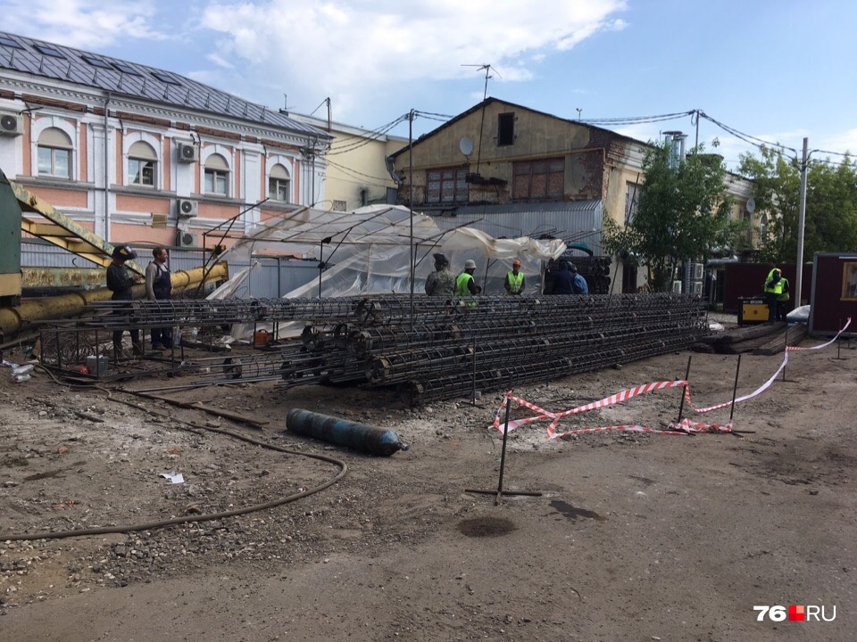 На площадке трудятся рабочие На площадке трудятся рабочие