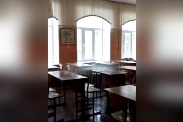 Класс на 3-м этаже залило водой с потолка Класс на 3-м этаже залило водой с потолка