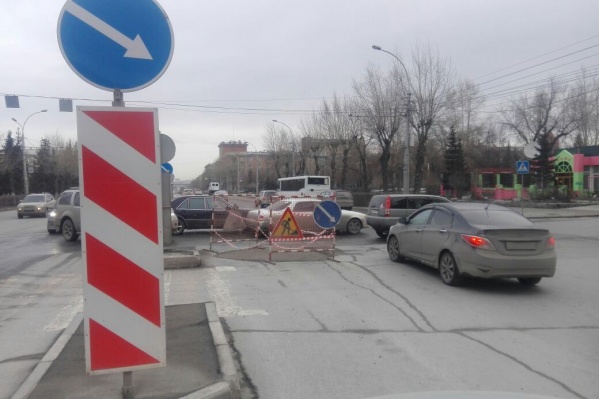 Попавшие в аварию водители ждут ГИБДД Попавшие в аварию водители ждут ГИБДД