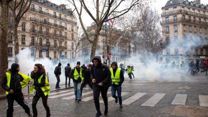 «Едут броневики, горят тачки и строят баррикады»: как Париж бунтует против роста цен на бензин
