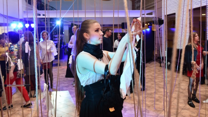 В Екатеринбурге модели покрыли тело краской и связали зрителей канатами