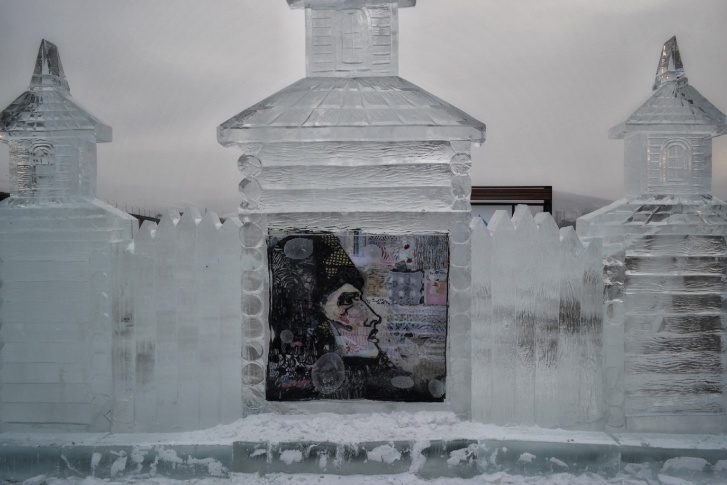 Дизайнеры создали платки на мотив картины «Боярыня Морозова», и их вмонтировали в лёд