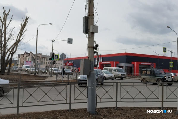 Вывеску устанавливали 14 марта Вывеску устанавливали 14 марта