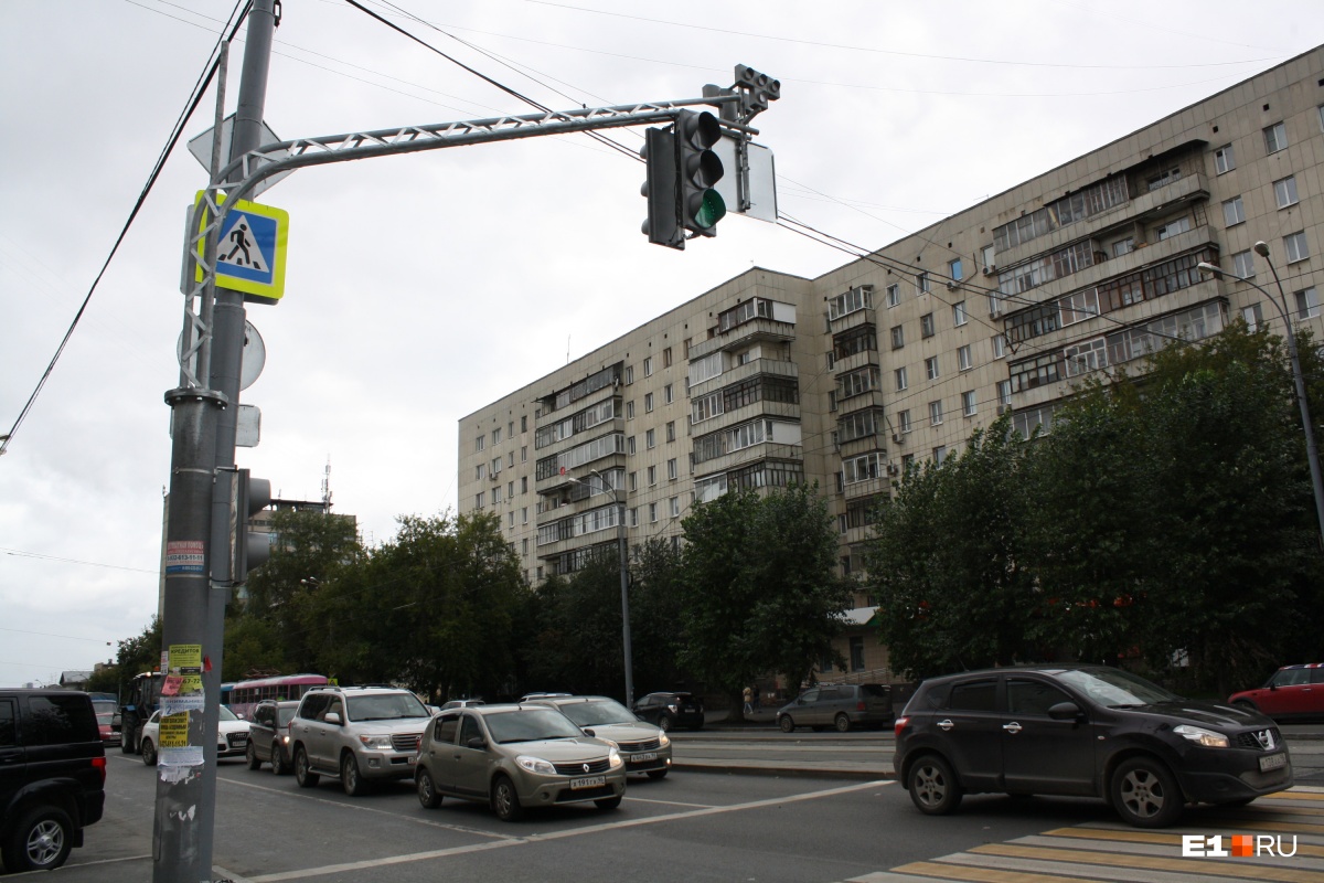 Отжили свой век: в 2019 году с улиц Екатеринбурга уберут последние ламповые  светофоры | 06.08.2019 | Екатеринбург - БезФормата