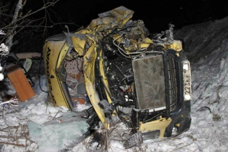 Автомобиль, в котором ехали Игорь и Александр Кононовы, после аварии напоминает мятую консервную банку