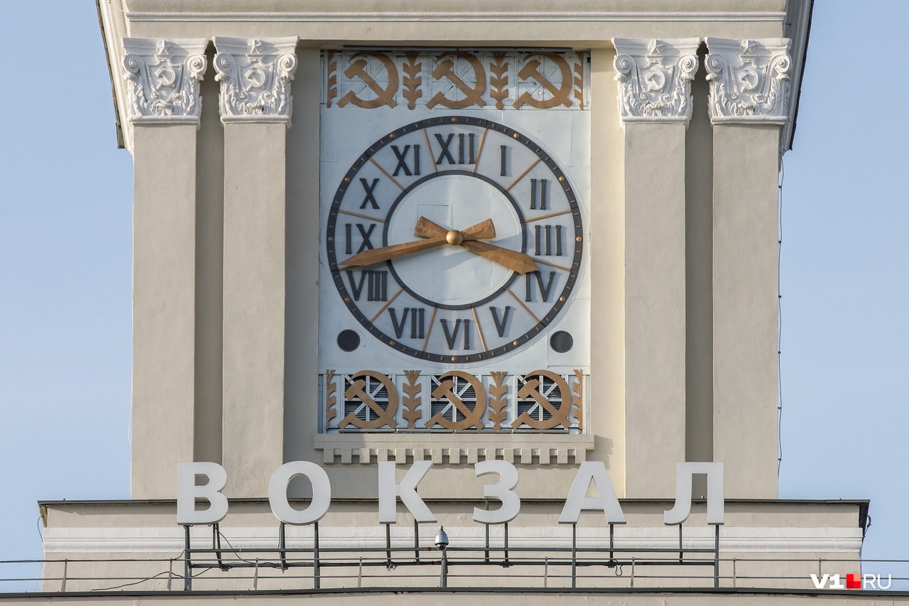 Часы на вокзале Волгоград 1