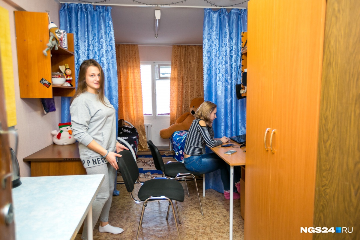 Девушки живут в общежитии. Студенческое общежитие. Проживание в общежитии. Студенты в общаге. Общежитие для вахтовиков.
