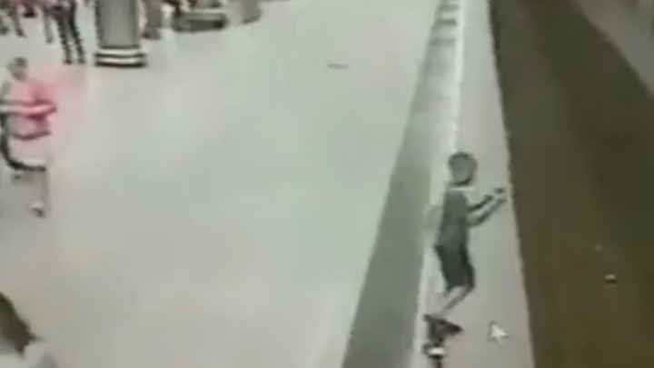 Ребенок упал с платформы на станции метро «Чкаловская» из-за игрушки в планшете. Видео