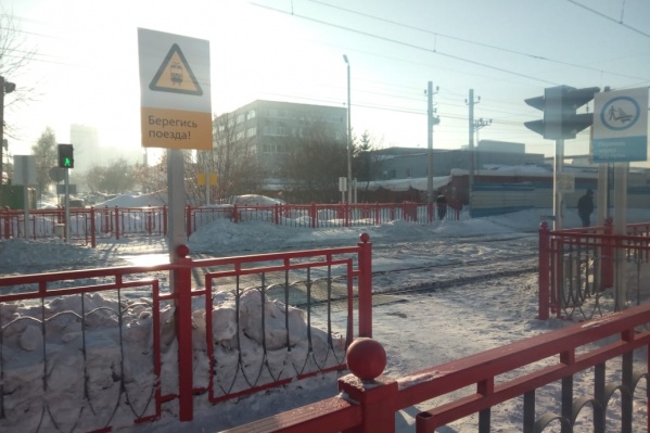 Новый переход оборудован предупреждающими знаками, светофорами и сигнализацией, которая включается при приближении поездов Новый переход оборудован предупреждающими знаками, светофорами и сигнализацией, которая включается при приближении поездов