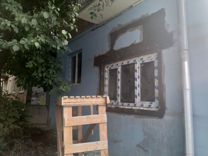 В стену вставили окно, но над ним появилась непонятная трещина, которую замазали цементом В стену вставили окно, но над ним появилась непонятная трещина, которую замазали цементом