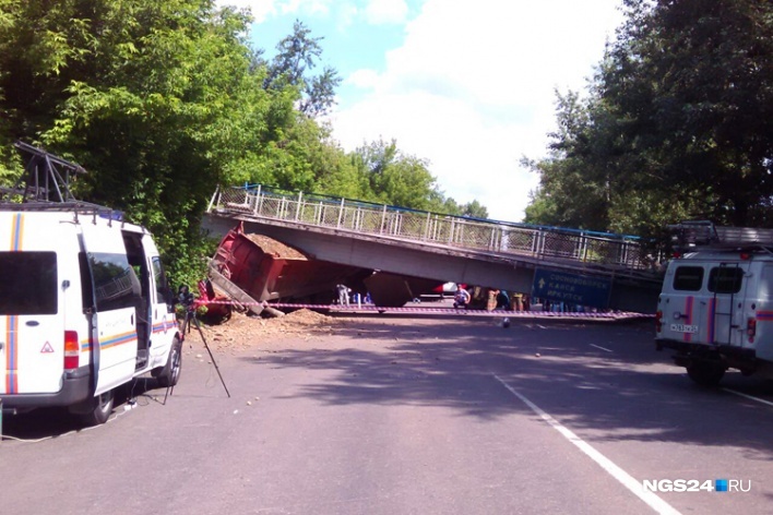 Мост протаранил водитель грузовика. Журналистам на месте он рассказывал, что опору задел поезд и она упала на его машину