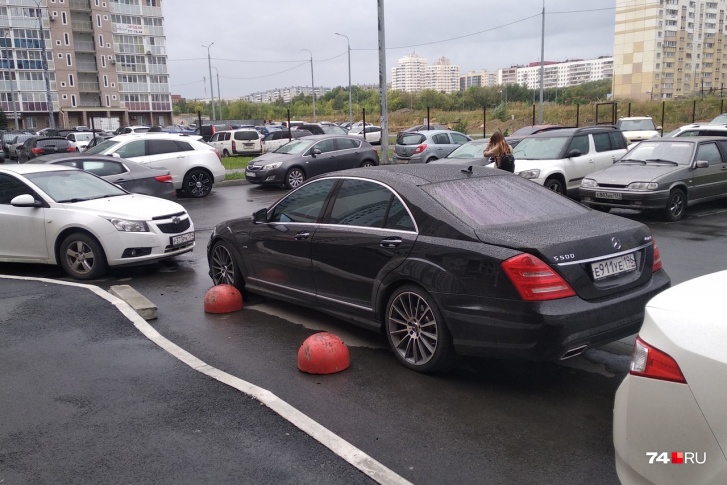 Вряд ли водитель этого Mercedes не видел красные полусферы. Хотя в России, вроде бы, все равны, но некоторые «равнее» других Вряд ли водитель этого Mercedes не видел красные полусферы. Хотя в России, вроде бы, все равны, но некоторые «равнее» других